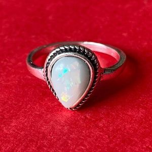 WHITE SIMULATED OPAL TEARDROP RING VTG STYLE SZ 7